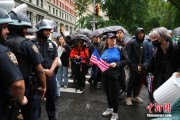 漯河美国多地举行“没有国王”抗议活动